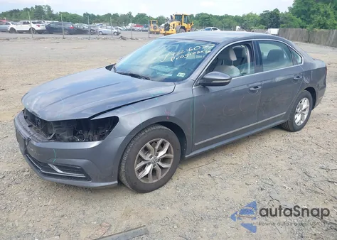 2017 Volkswagen Passat 1.8T S z USA, uszkodzony, nr VIN 1VWAT7A38HC043814